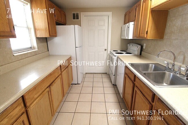 Building Photo - 712 67th Ave W