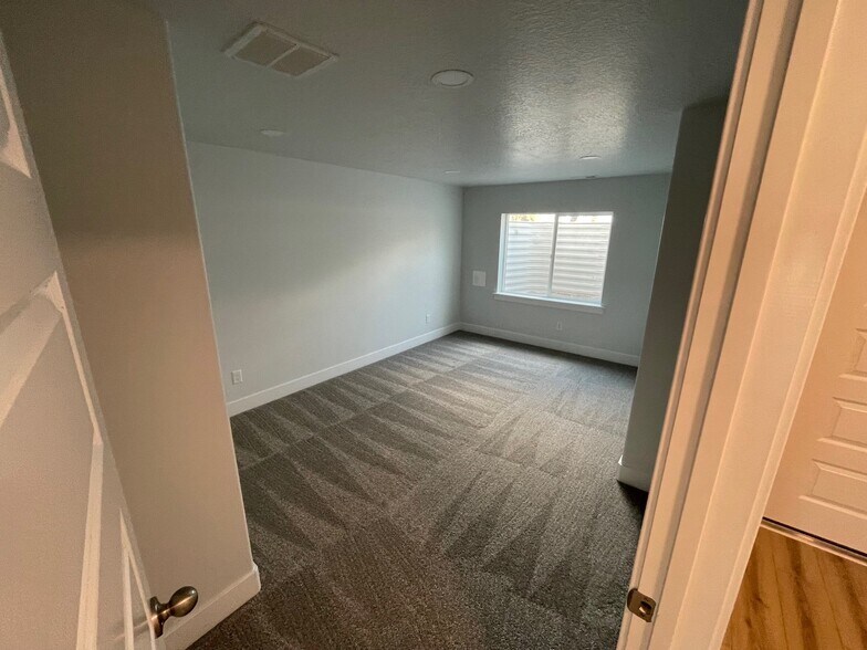 Building Photo - 946 N Olson Dr