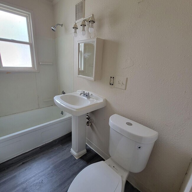 Building Photo - 4 bedroom lower South Hill home