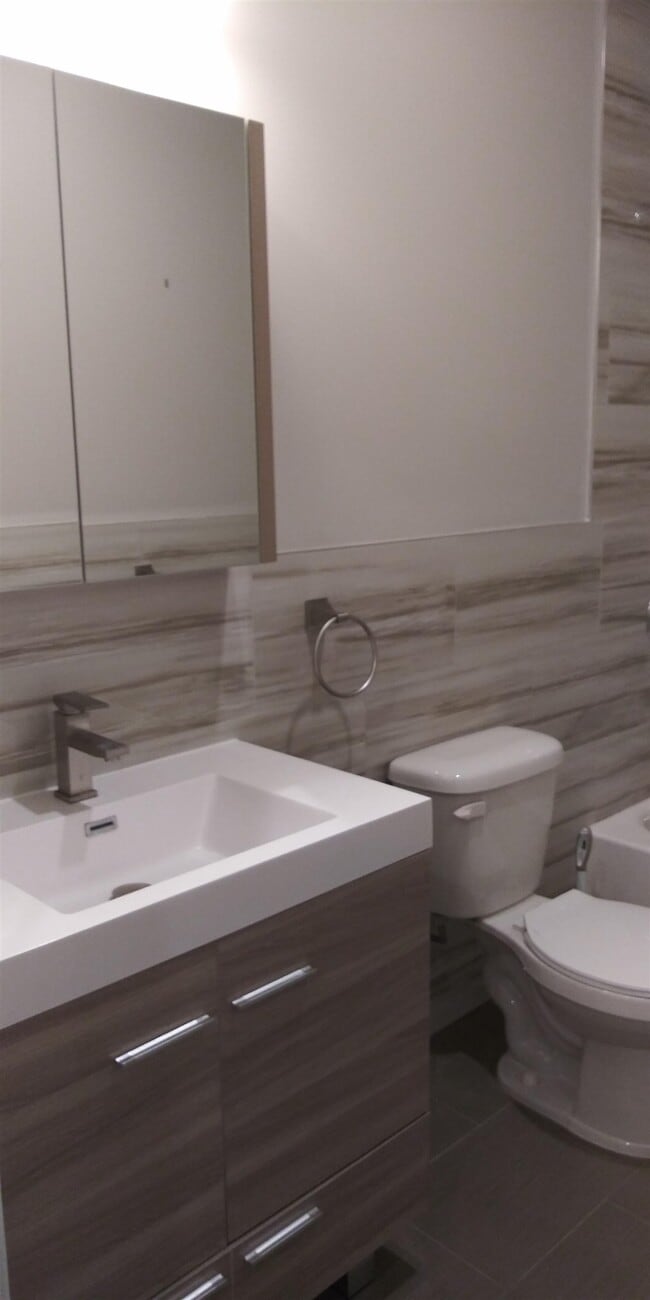 Building Photo - 801 Summit Ave