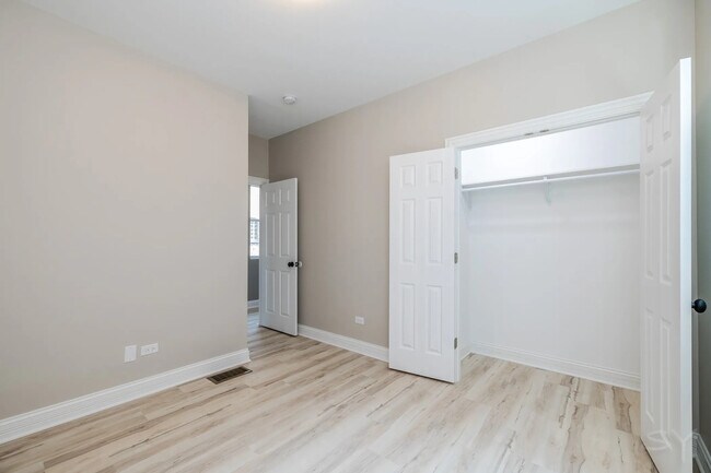 Building Photo - 1044 N Springfield Ave