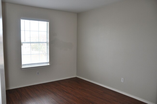 Building Photo - 3 Bedroom 2.5 Bath With Bonus Room in Laur...