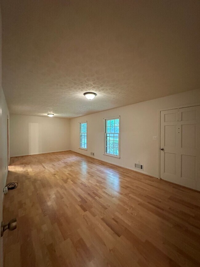 Building Photo - Available now,  3/2 with large unfinished basement, in University Heights