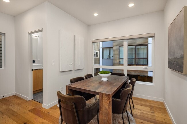 Building Photo - Beautiful New Townhome in Mapleleaf!