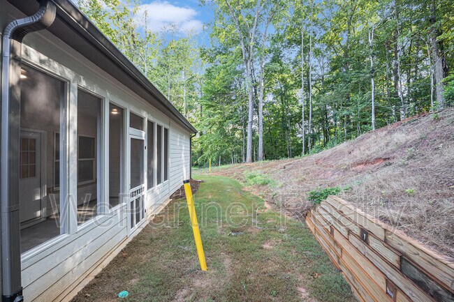 Building Photo - 138 Crest