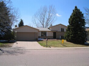 Building Photo - Spacious 3 Bed + Office, 2 Bath Single Fam...