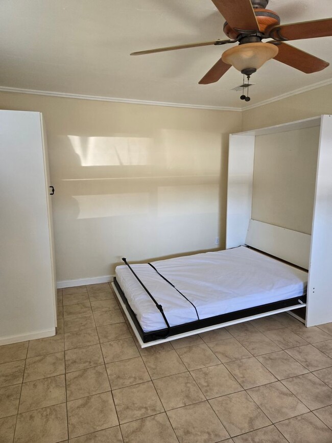 Building Photo - 1 bedroom apartment-steps from the beach
