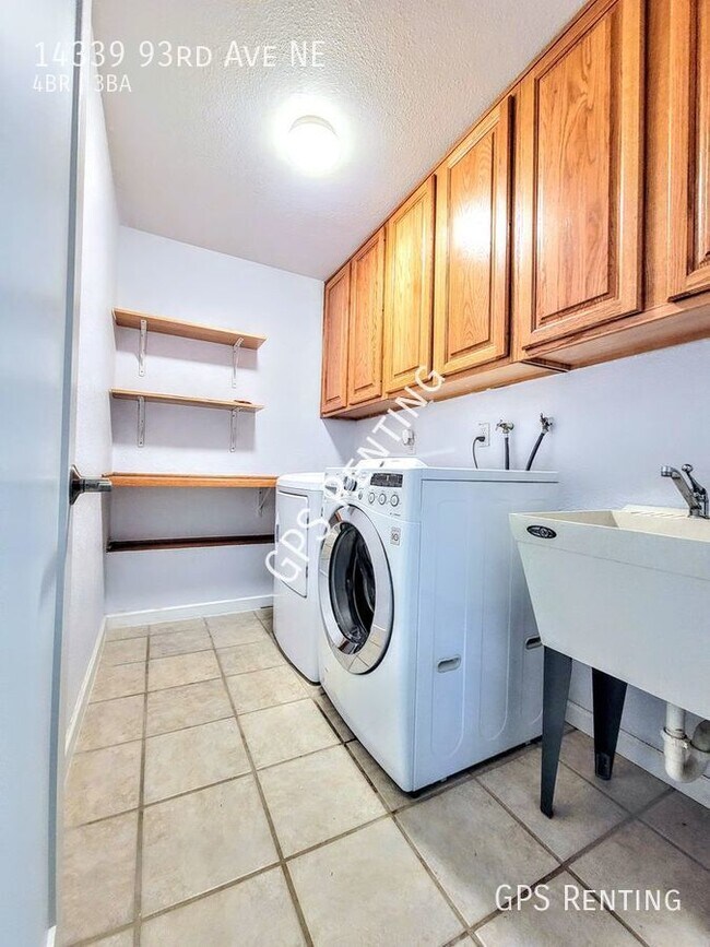 Finn Hill Kirkland 4bd TriLevel on large 14339 93rd Ave NE