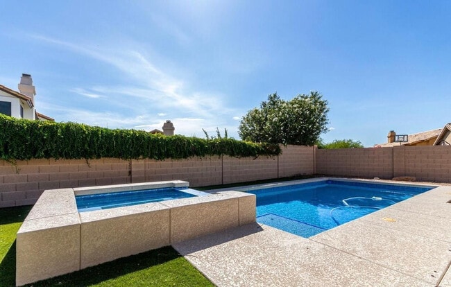 Building Photo - 4423 E Vista Val Verde Dr