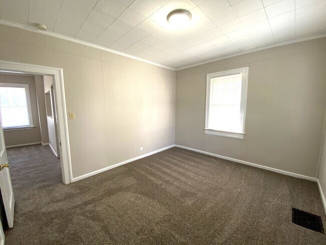 Building Photo - Kenwick Bungalow            20260620