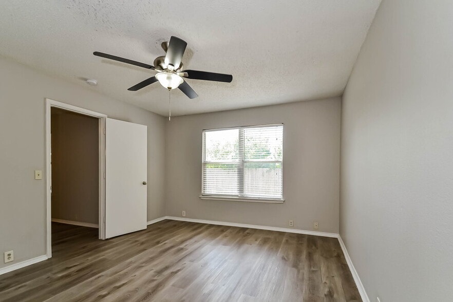 Building Photo - 1009 Springcreek Dr