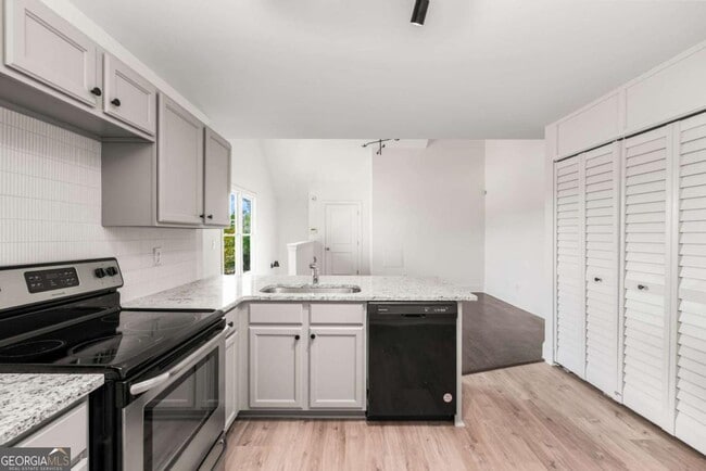 Building Photo - 94 Lucy St SE