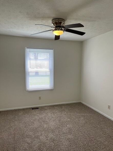 Bedroom with ceiling fan - 120 Twyckenham Blvd