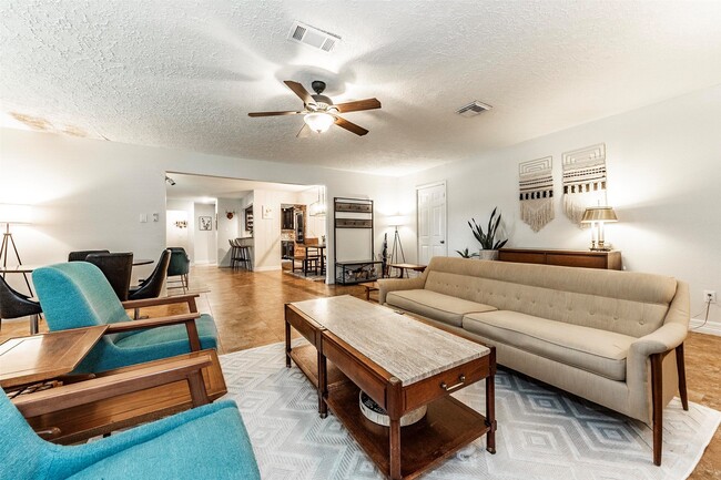 Building Photo - 11 10th Ave N