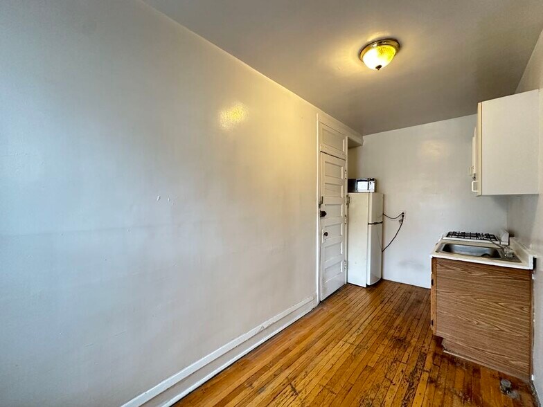 Building Photo - 3306 W Schubert Ave