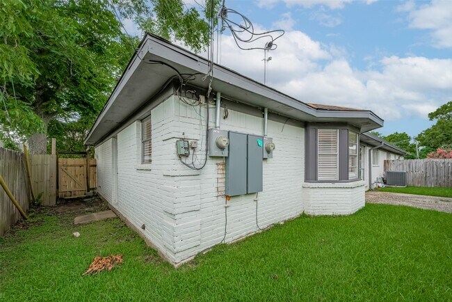 Building Photo - 605 Sorrento Dr