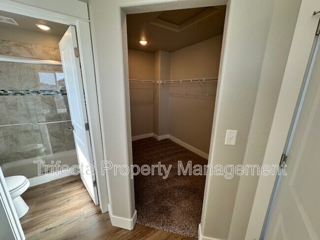 Building Photo - 5403 Vona Dr