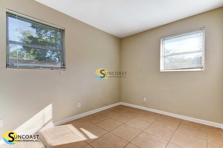Building Photo - 2156 Bunting Dr