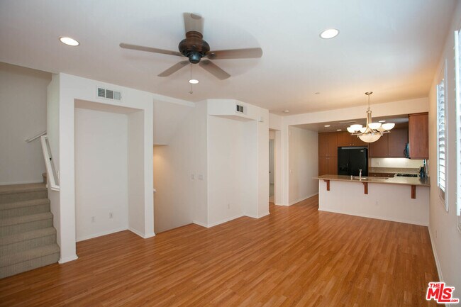 Building Photo - 720 S San Fernando Blvd