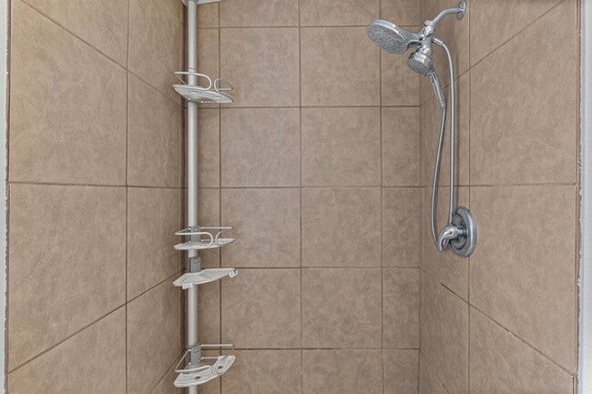 Building Photo - 84 Waller St