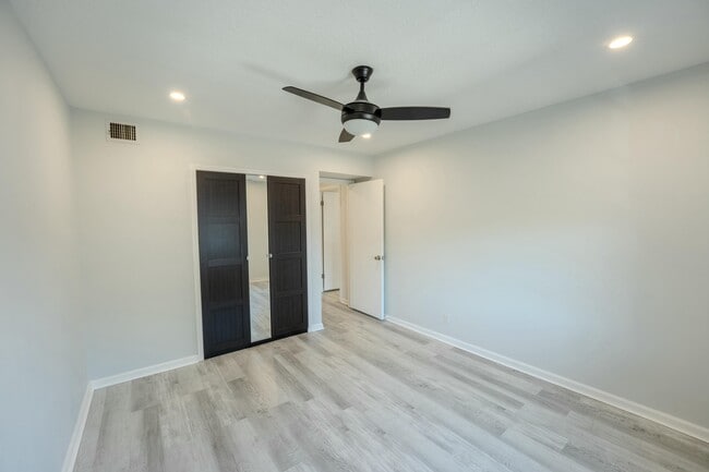 Building Photo - 6231 Bay Club Dr