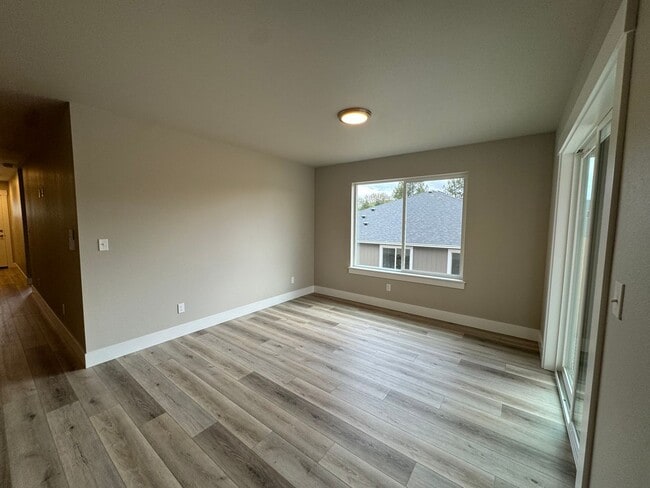 Building Photo - Green Area 3 Bedroom 2 Bath Duplex with Ga...