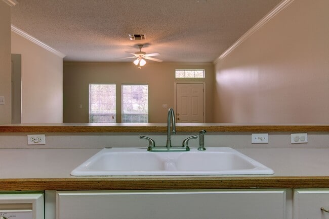 Building Photo - Townhome on Skyline Boulevard For Rent!