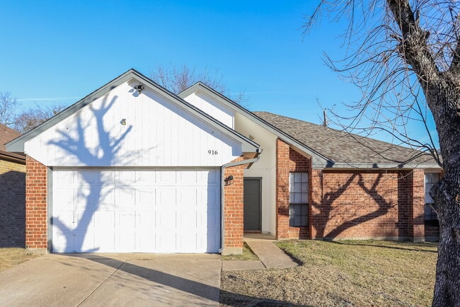 Building Photo - 916 Richards Dr