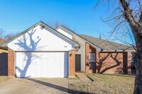 Building Photo - 916 Richards Dr