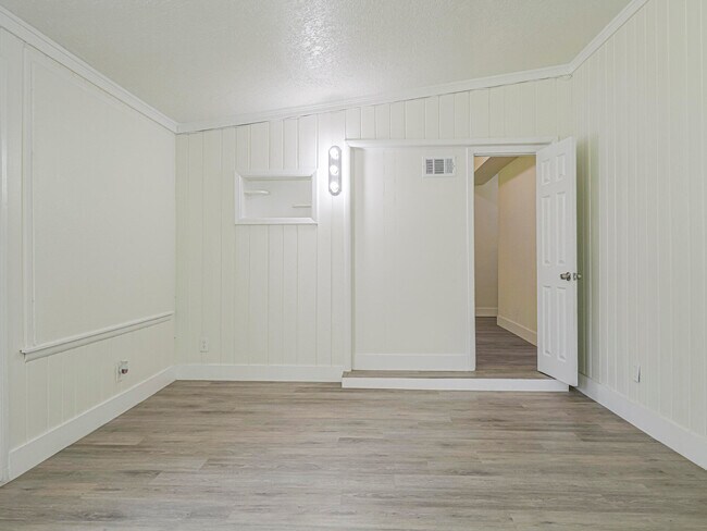 Building Photo - 734 5th Pl SW