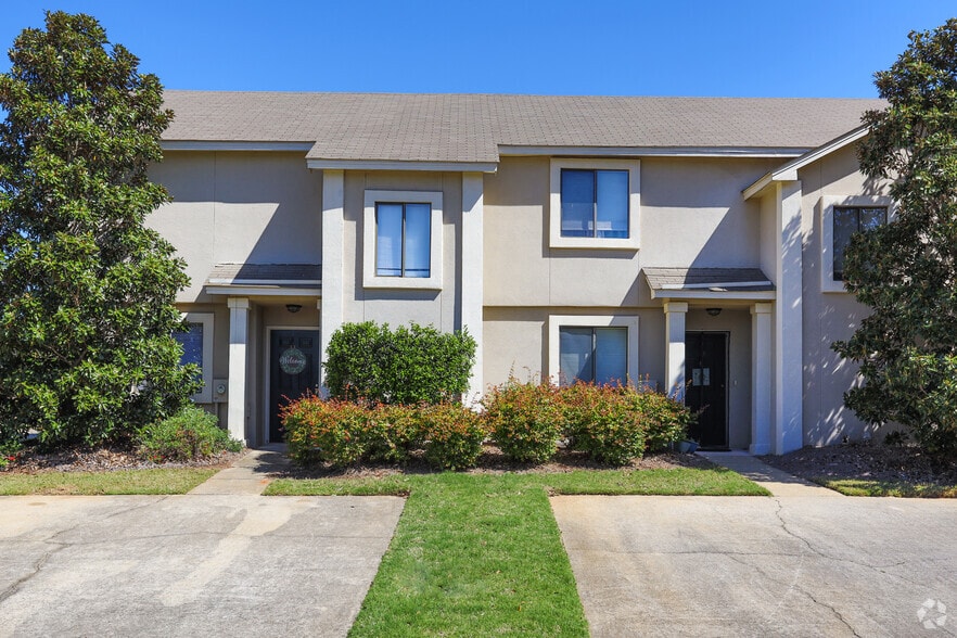 Building Photo - Hampton Townhomes