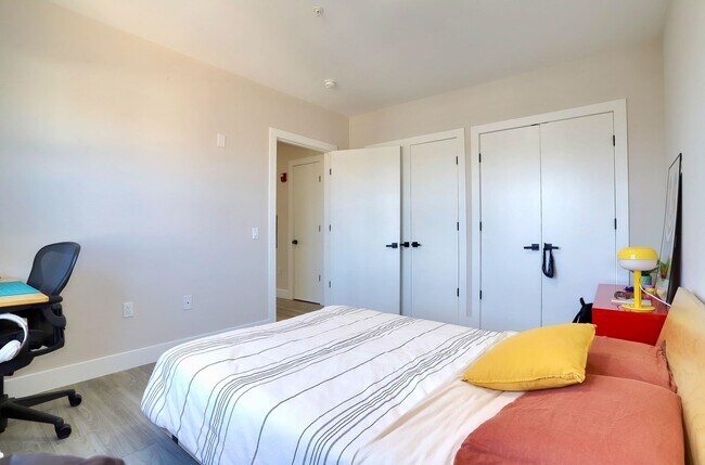 Building Photo - 212 70th St