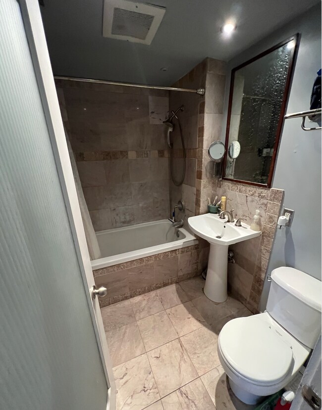 Building Photo - 643 Fort Wayne Ave