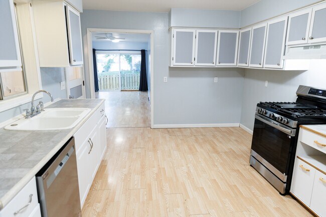 kitchen - 246 Lake Heights