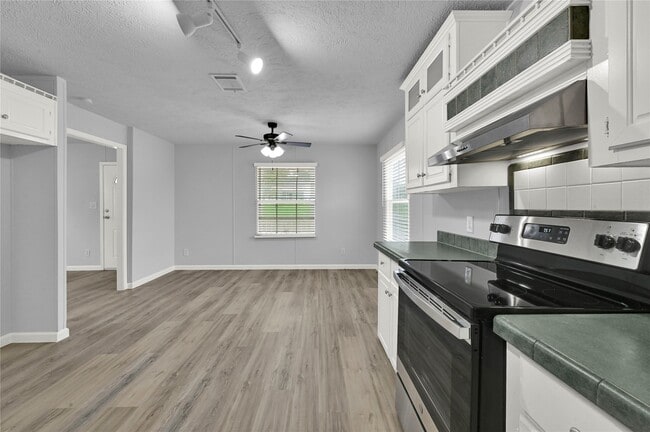 Building Photo - 609 Avenue D