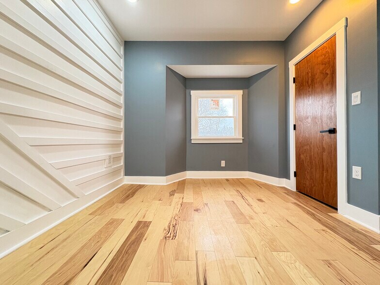 Building Photo - 5842 Hobart St