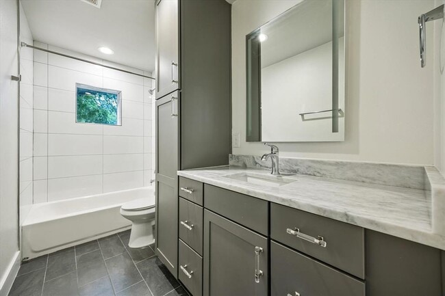 Building Photo - 1224 Eleanor St