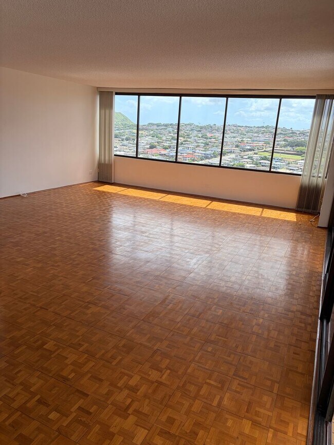 Building Photo - Luxury Kahala Condominium - 2bd/2ba/1pkg