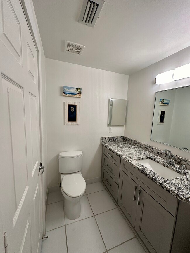 Bathroom 2 with shower - 3656 Mykonos Ct