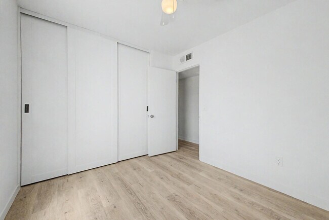 Building Photo - 935 W Santa Cruz Dr