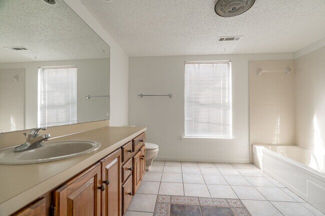 Building Photo - Beautiful 4BR Home Near UofA Campus! Lawn Care Included