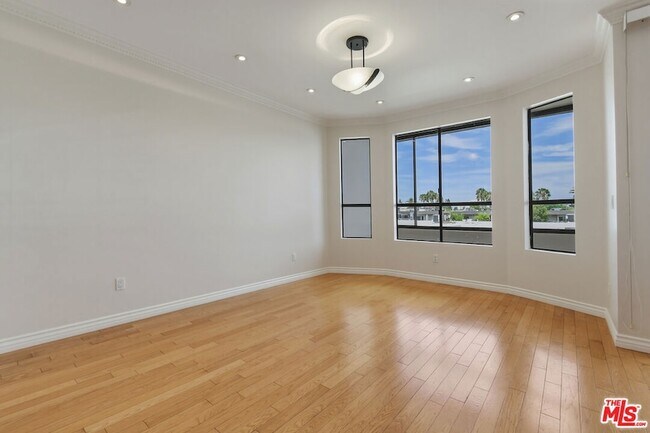 Building Photo - 4443 Ventura Canyon Ave