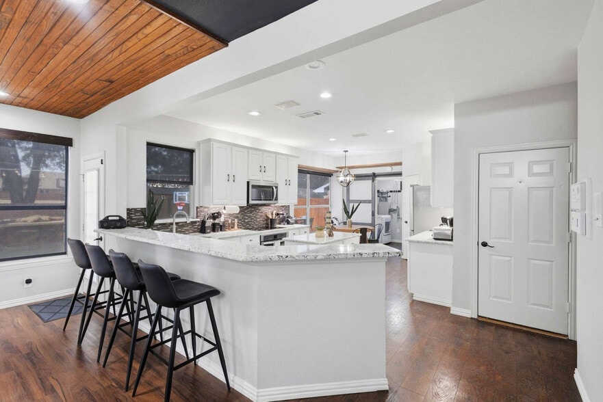 Building Photo - 5717 Christy Ln