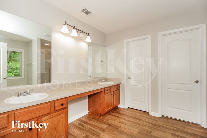 Building Photo - 137 Holbrook Dr