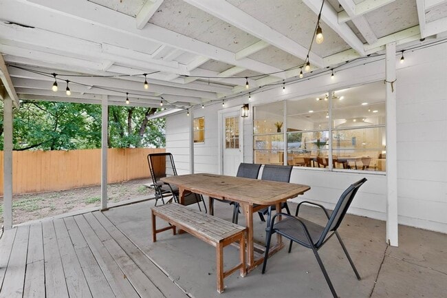 Building Photo - 9807 Dallum Dr