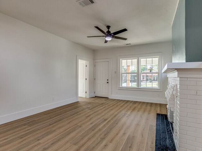 Building Photo - 1723 W Park Pl
