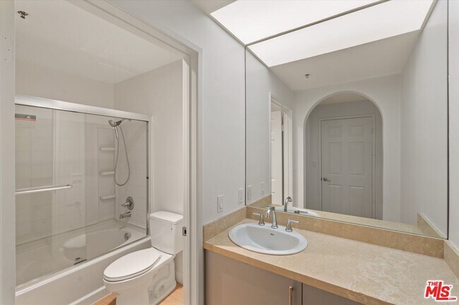 Building Photo - 620 S Gramercy Pl