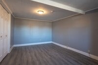 Building Photo - Spacious 1-Bedroom Apartment with Parking & Shared Yard - Midtown Kingston