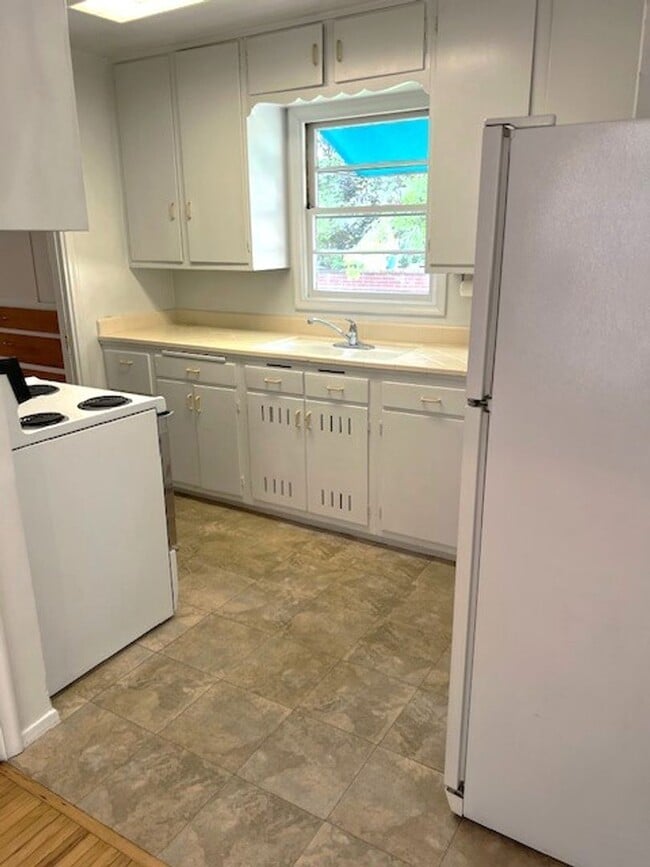 Building Photo - 1 Bedroom Bungalow in Holladay