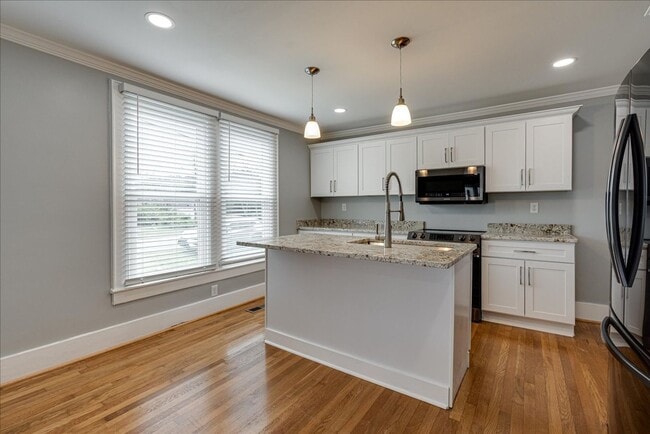 Building Photo - 3 bedroom home in Red Bank!
